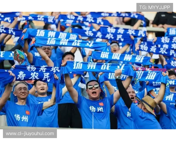 雨中背影足球赛场上的拼搏与温情交织展现青春的坚韧与希望